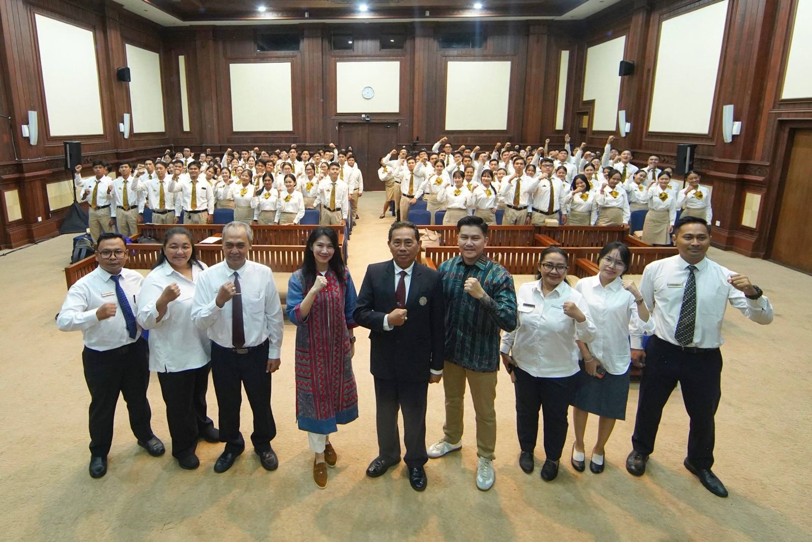 TikTok Shop by Tokopedia melalui Creators Lab, berkolaborasi dengan Kemenpar RI, memberikan pelatihan komprehensif kepada mahasiswa/i Politeknik Pariwisata (Poltekpar) Bali, Senin (16/6)