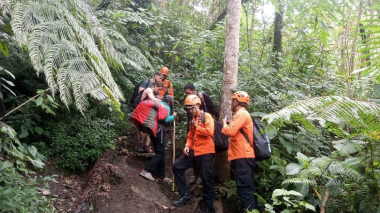 Tim SAR gabungan evakuasi wna yang alami cedera saat tracking di gunung agung