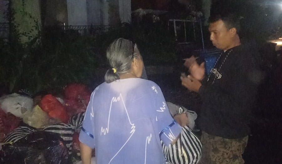 Pelaku pembuang sampah di TPS liar di Gianyar tertangkap tangan.