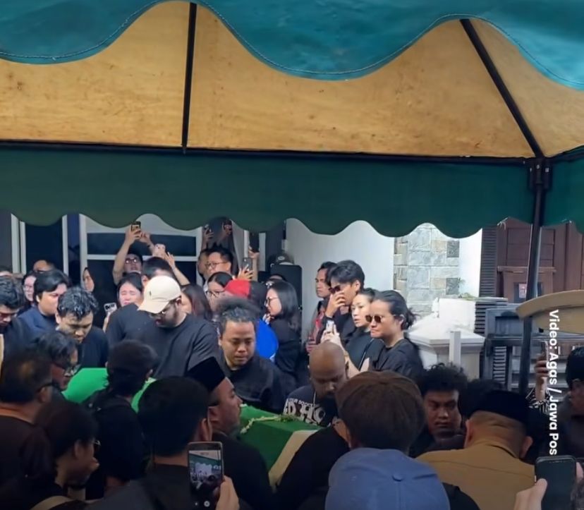 Ratusan Pelayat Iringi Kedatangan Jenazah Gustiwiw di Rumah Duka Bekasi
