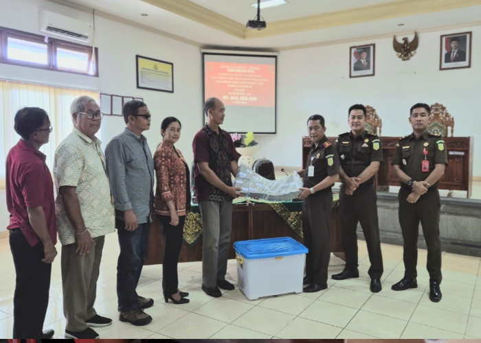 Proses pengembalian uang kerugian negara sebesar Rp 843,2 juta kepara BUMDesma Sadhu Winangun yang dilakukan langsung oleh Kejari Tabanan, Zainur Arifin Syah.