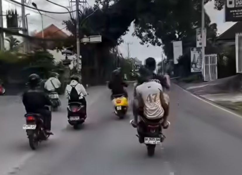 Aksi Ugal-ugalan Bule Standing Motor di Jalan