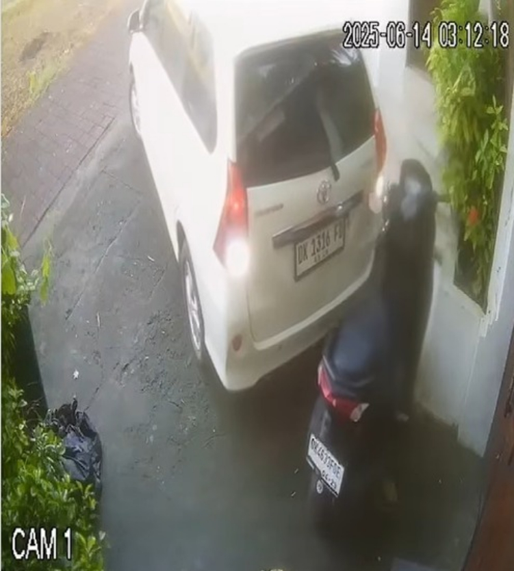 Beredar rekaman CCTV sebuah mobil kabur usai menabrak motor parkir