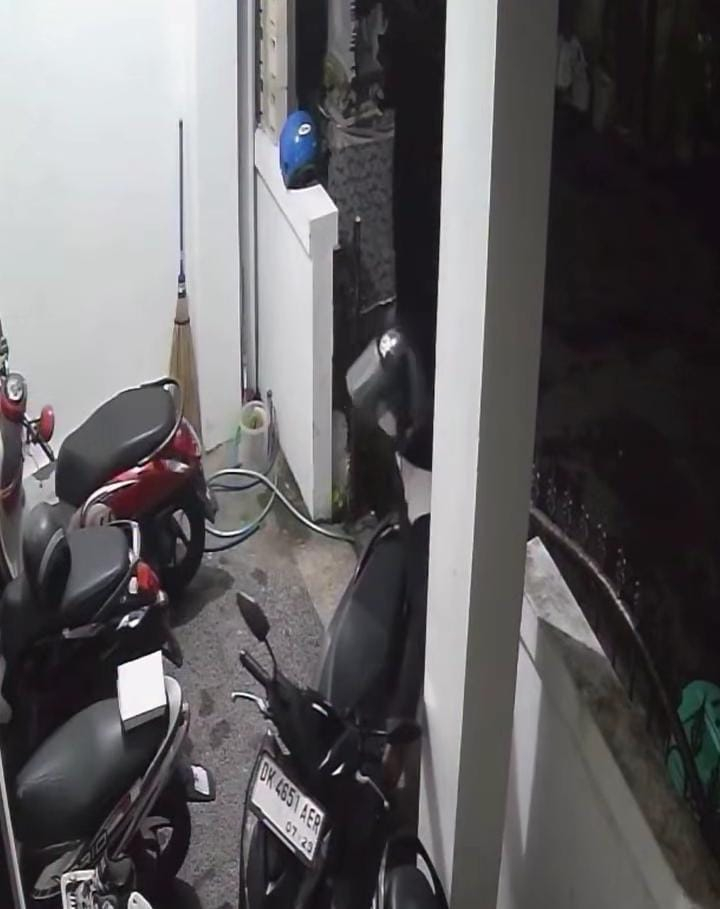 Aksi Pencurian Motor di Padangsambian Terekam CCTV