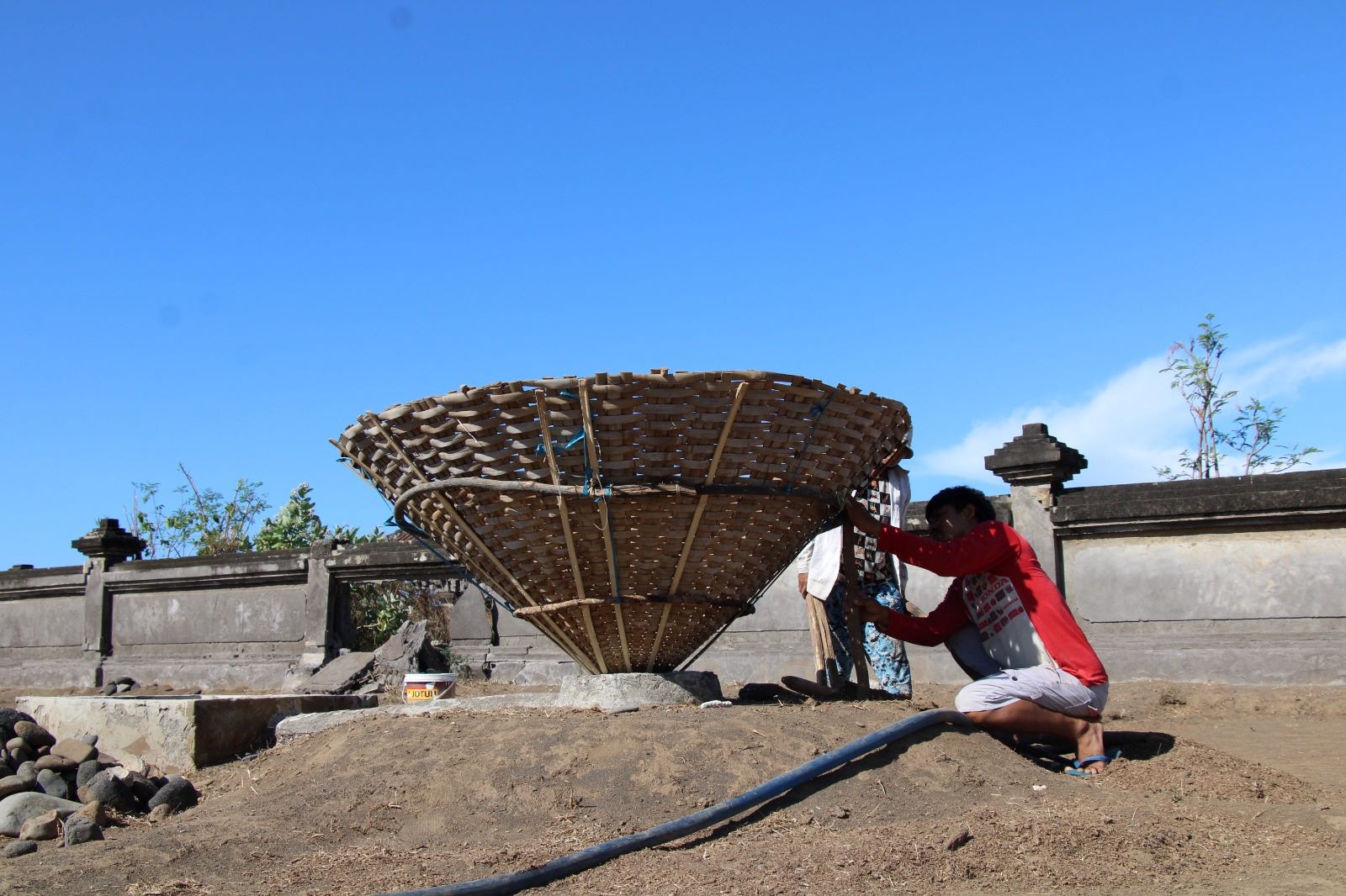 Petani garam di Amed, Karangasem saat memproduksi garam ketika musimnya.