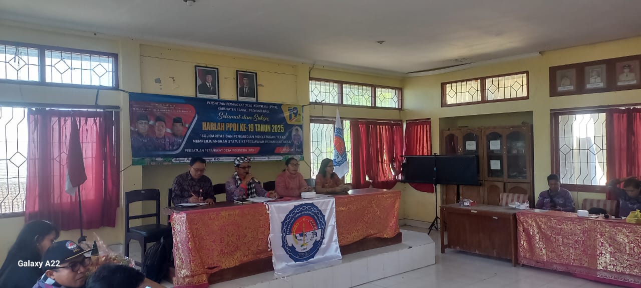 Ketua PPDI Bangli I Made Nuarta (pegang mic) saat memberikan pengarahan saat perayaan Harlah PPDI  di Kabupaten Bangli, Selasa (17/6/2025).