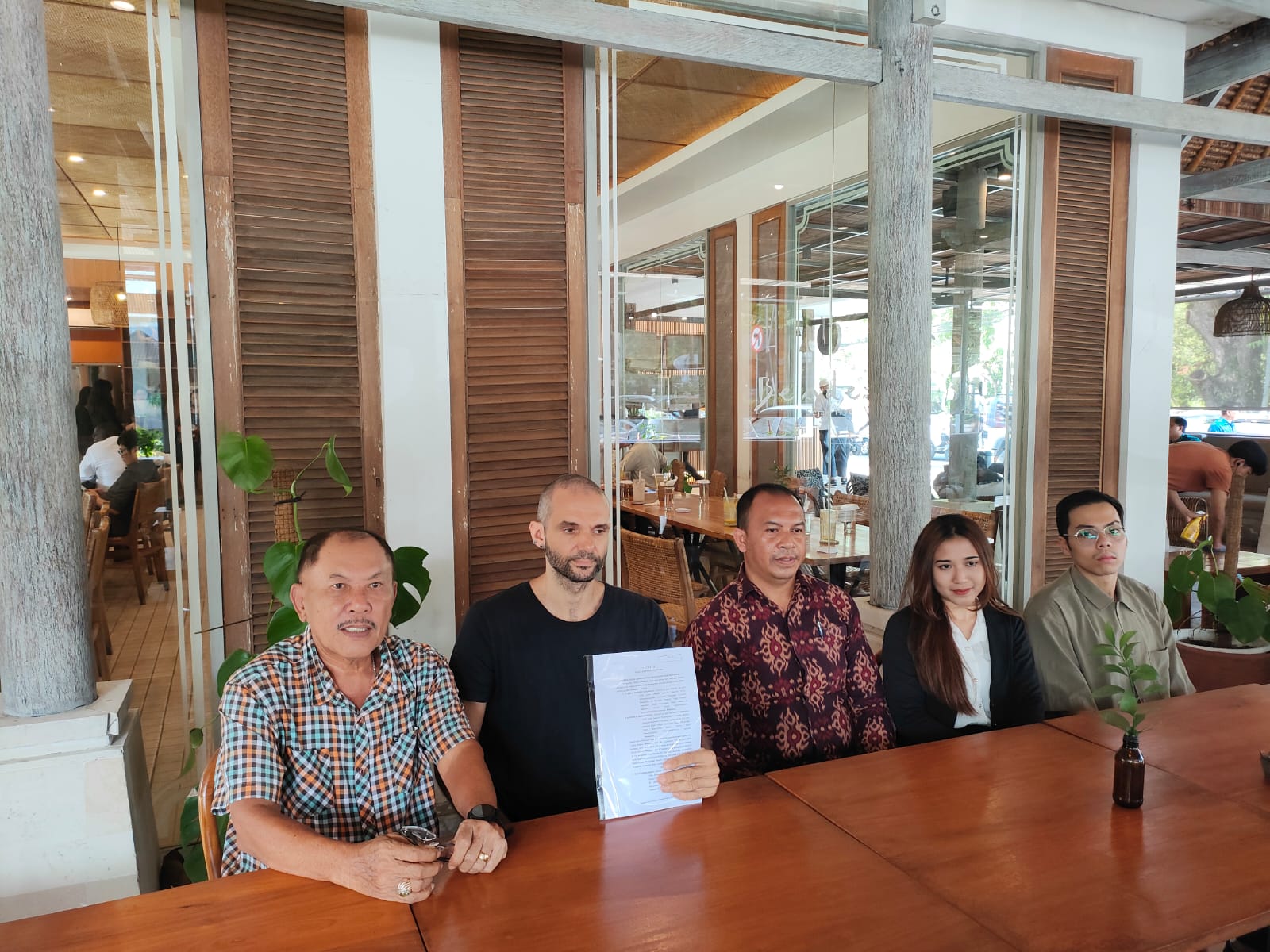 Sergio (dua dari kiri) bersama Kuasa Hukum Erwin Siregar (paling kiri) dan Tim. (Bali Express/Istimewa)