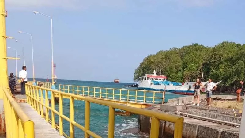 Kapal LCT Arjuna Giri Nusa kandas di perairan Padangbai akibat angin kencang dan ombak besar.