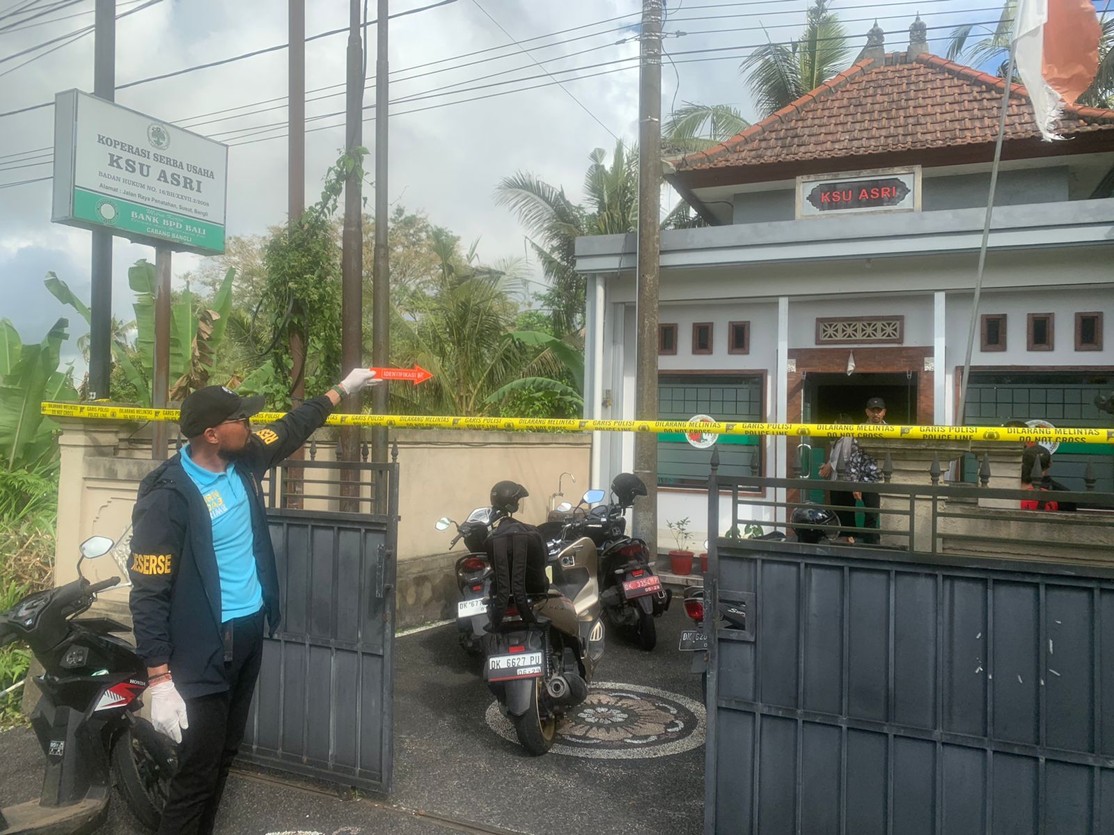 Polisi melakukan olah TKP di KSP Asri, Banjar Penatahan, Kecamatan Susut, Bangli, Bali, Selasa (17/6/2025).