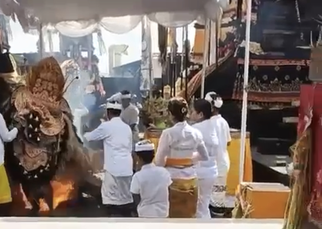TERBAKAR: Penggalan video terbakarnya Pelawatan Barong di Pura Puseh Desa Adat Seminyak, Selasa (17/6).