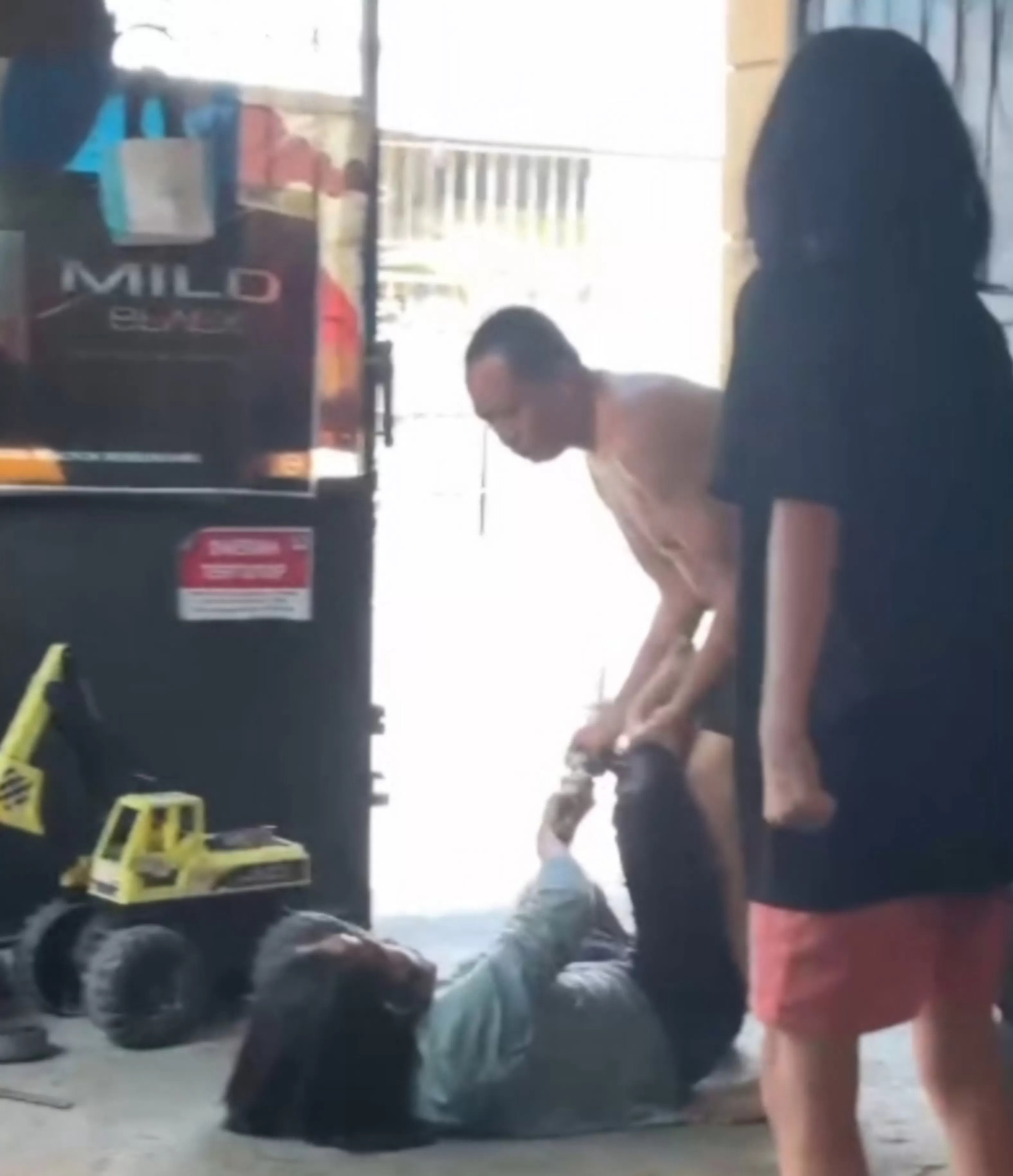 CUPLIKAN: Viral di medsos seorang suami melakukan KDRT ke istri di Sambikerep, Surabaya.