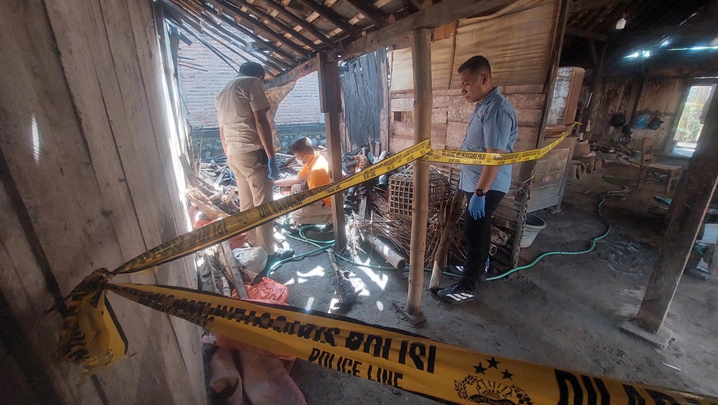 Tim Inafis dan Satreskrim Polres Madiun identifikasi lokasi kebakaran yang menewaskan lansia di Desa Sumbersari, Saradan, Selasa (17/6). FOTO: DIAN RAHAYU/RADAR MADIUN