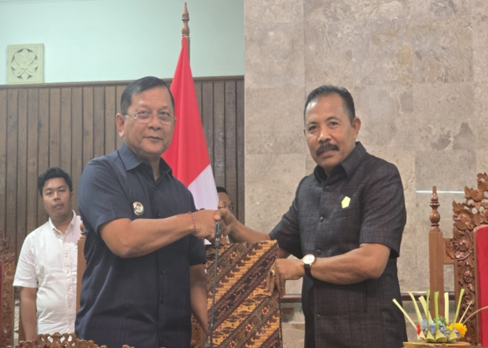 PARIPURNA : Rapat paripurna DPRD Kabupaten Buleleng membahas iga rancangan peraturan daerah (Ranperda) yang diajukan Pemerintah Kabupaten Buleleng.