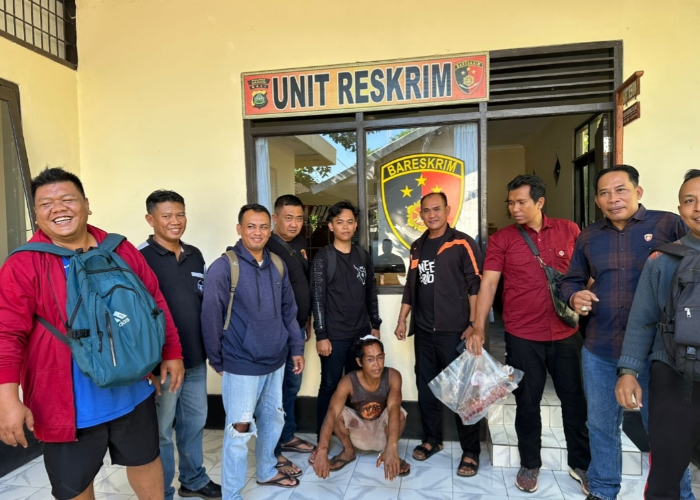 Pelaku saat dibekuk polisi.