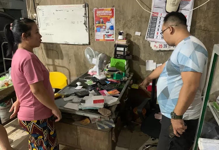 BUKTI SAKSI: Meja yang dibobol RP, bocah 15 asal Bangsring, Wongsorejo, Banyuwangi.