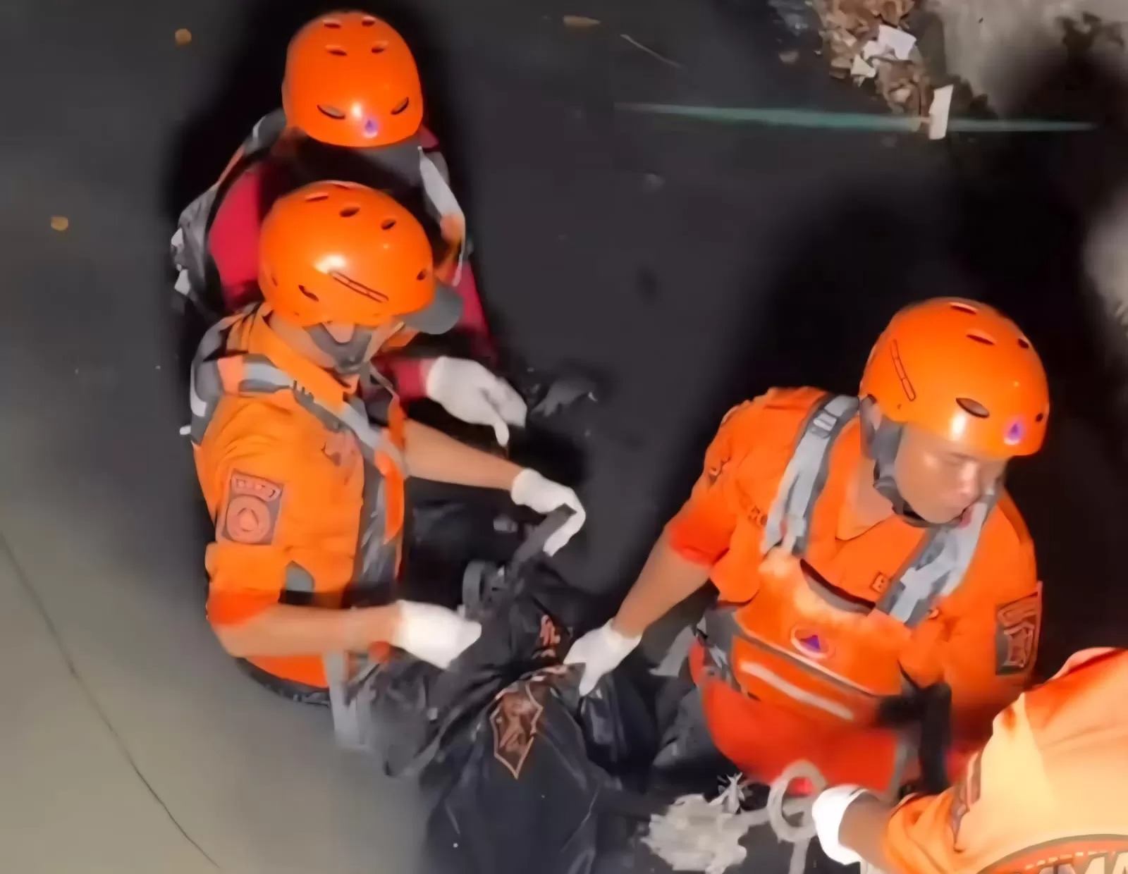 EVAKUASI: Petugas mengevakuasi korban lansia yang ditemukan di sungai Jalan Menur, Surabaya.