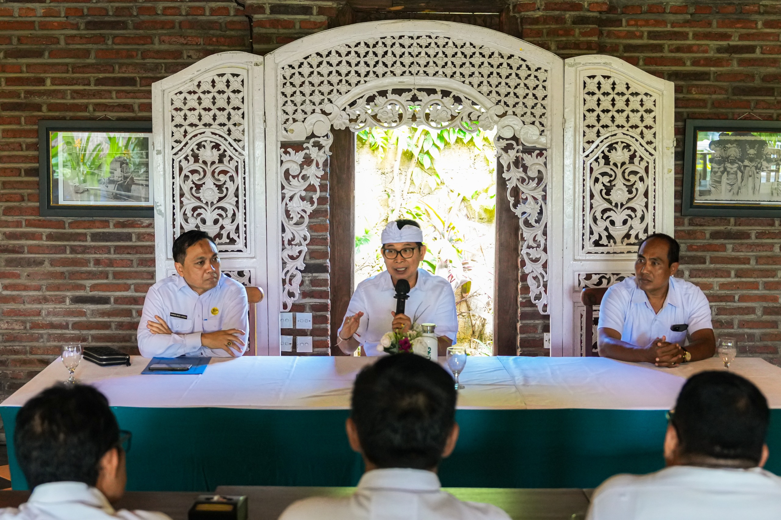 PENGARAHAN: Bupati Wayan Adi Arnawa memberikan pengarahan kepada  Pengurus FK3D se-Kabupaten Badung di Dalung Tropikal, Desa Dalung, Kuta Utara, Rabu, (18/6).