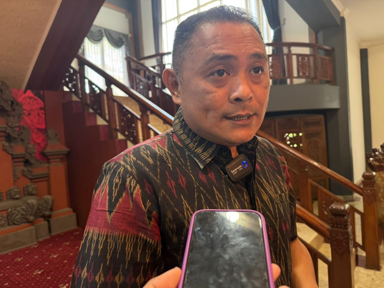 PENEGASAN: Juru Bicara Gubernur Bali, I Gusti Eka Mulyawan Wira Senopati saat diwawancara di Kantor Gubernur Bali, Rabu (18/6)