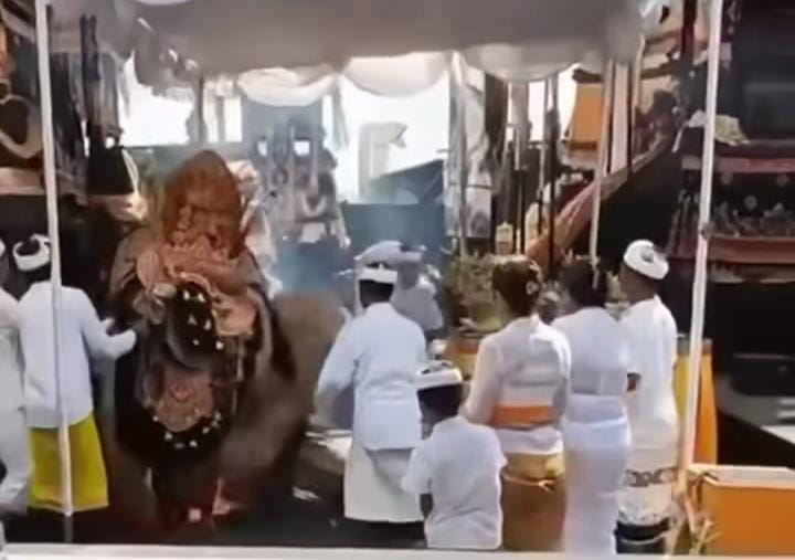 Pelawatan barong terbakar di Pura Puseh desa Adat Seminyak