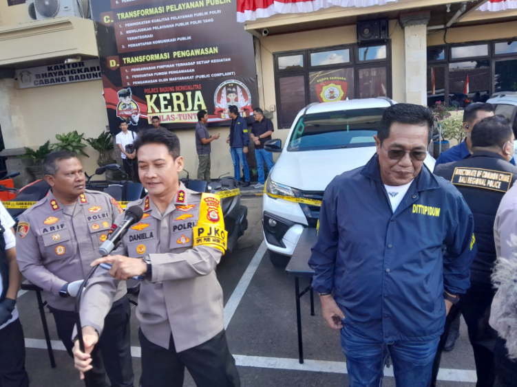 Kapolda Bali Irjenpol Daniel Adityajaya bersama Direktorat Tindak Pidana Umum (Dirtipidum) Bareskrim Polri Brigjenpol Djuhandhani Rahardjo Puro.