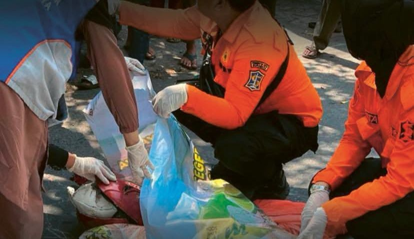Perempuan Pengendara Motor Tewas Tertabrak Truk Trailer di Jalan Simo Pomahan Surabaya