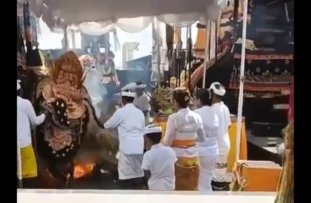 Pelawatan barong terbakar di Pura Puseh Desa Adat Seminyak, Kecamatan Kuta, Kabupaten Badung