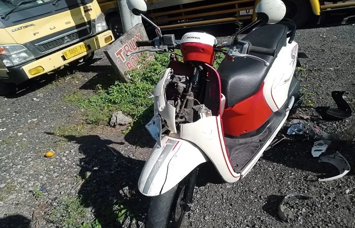RUSAK: Motor anggota polisi rusak akibat kecelakaan di Jalan Denpasar - Gilimanuk.