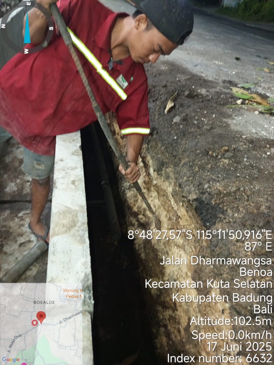 PENANGANAN: Pekerja vendor Perumdam Tirta Mangutama melakukan perbaikan kebocoran akibat proyek.