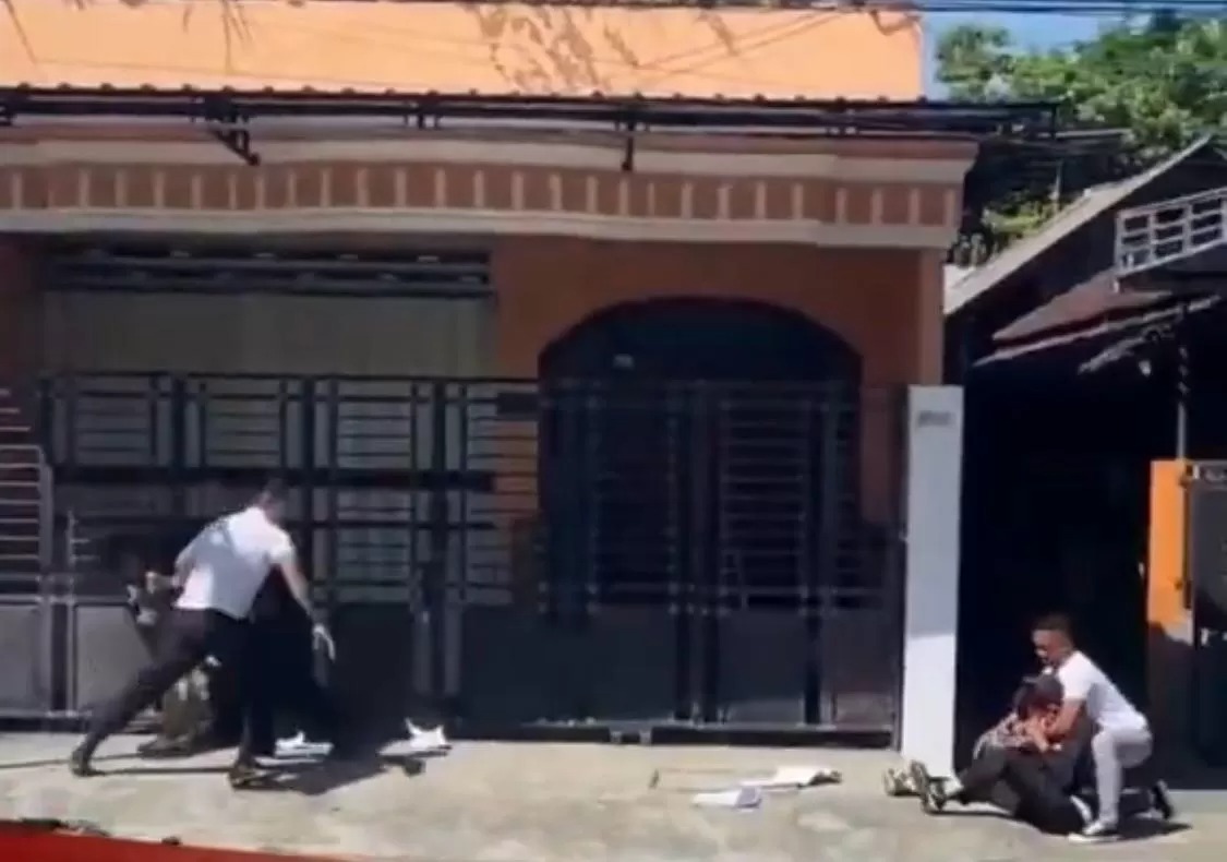 DIAMANKAN: Tiga mahasiswa PC PMIi Blitar diamankan Paspampres yang mengawal Wapres Gibran.