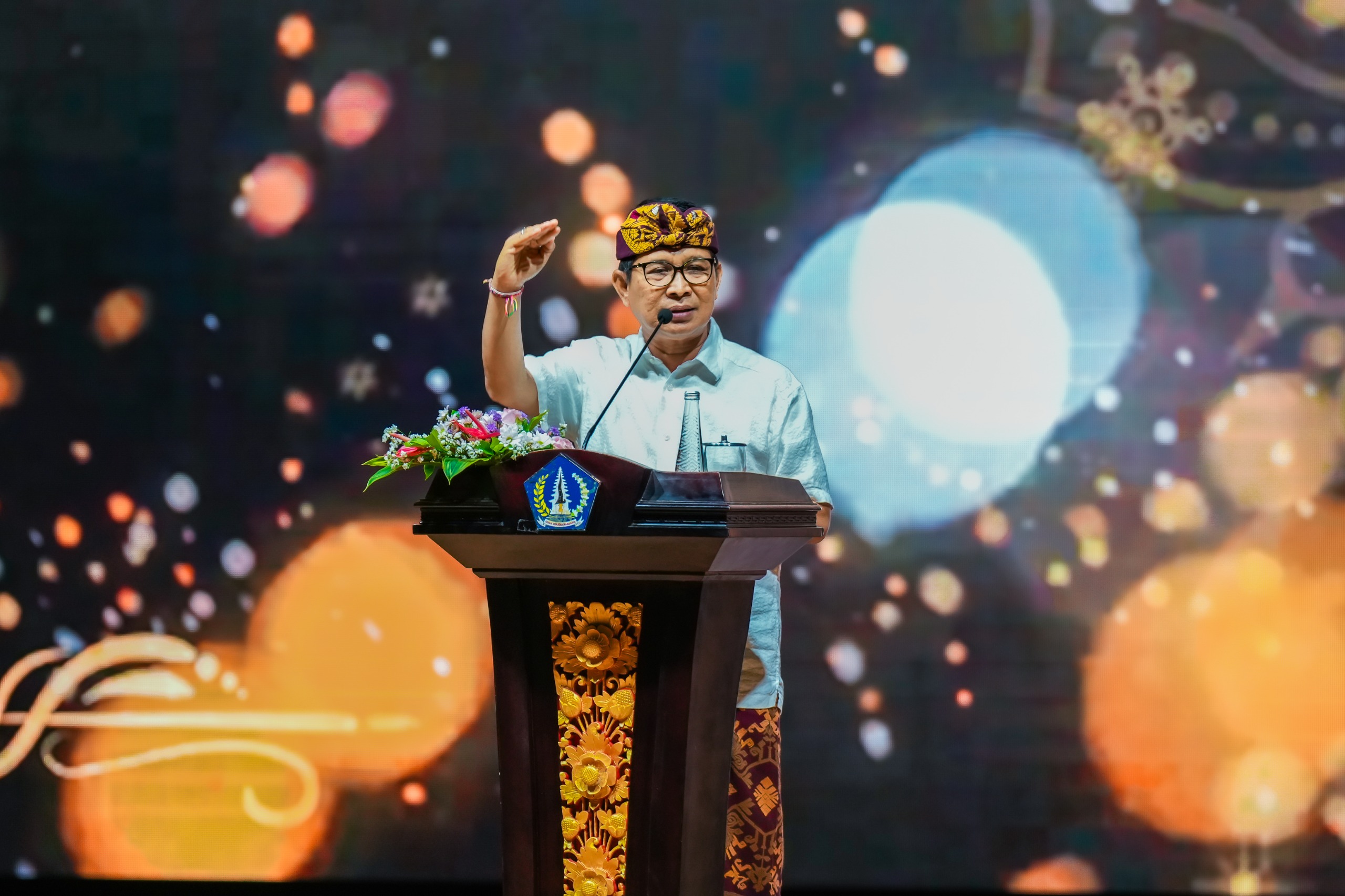 PENGARAHAN: Bupati Adi Arnawa memberikan pengarahan terkait pendataan potensi pajak daerah berbasis data perijinan berusaha, di Balai Budaya Giri Nata Mandala, Puspem Badung, Kamis (19/6).