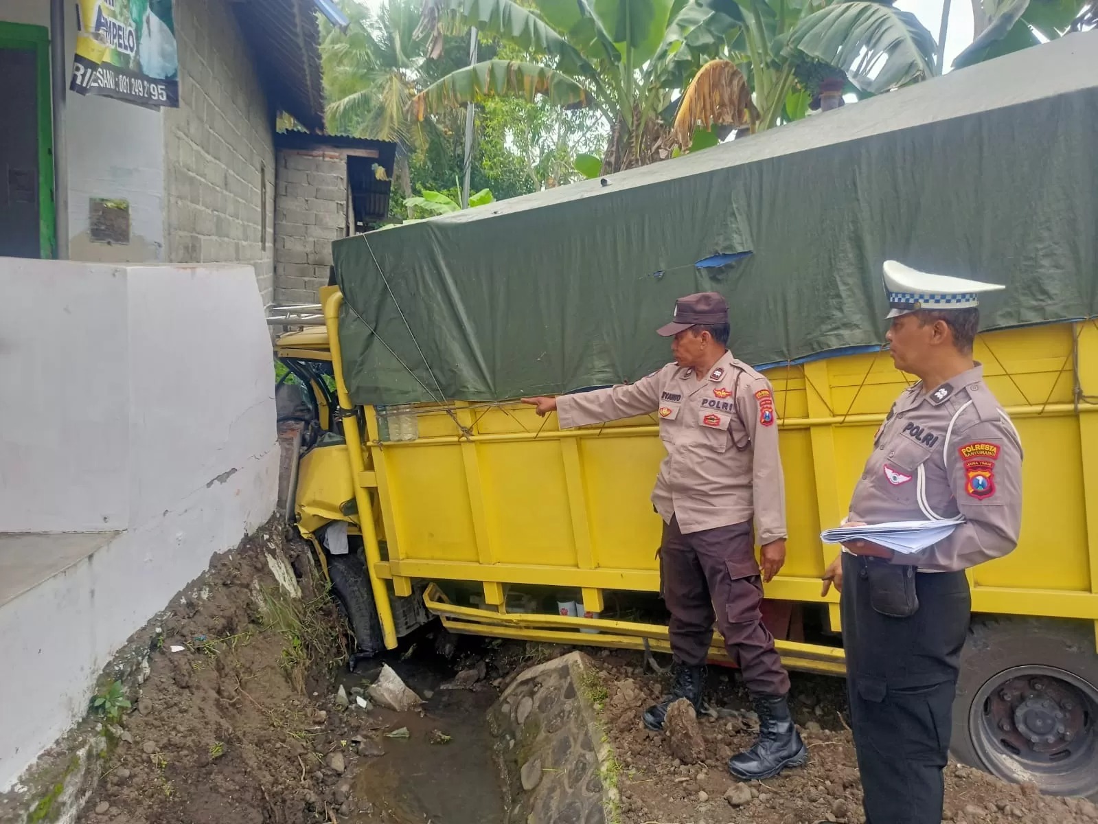 TABRAK WARUNG: Truk oleng tabrak warung di Bangorejo Banyuwangi.