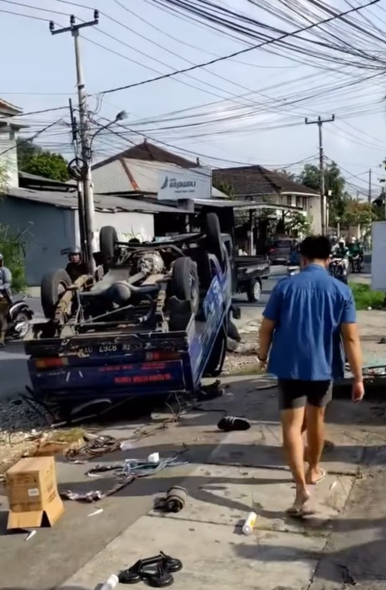 Sebuah pikap terguling usai dikabarkan hilang kendali di jalan Gunung Salak, Denpasar