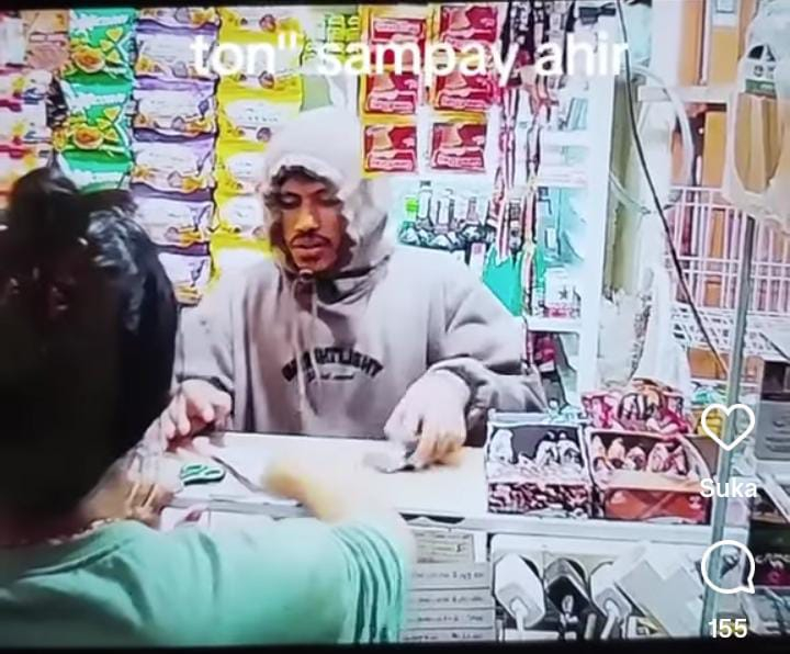 Terekam CCTV seorang pria mencuri satu dus bir