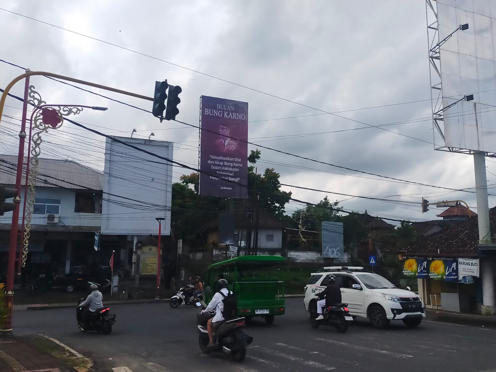 Traffic light (TL) di simpang Jalan Kusumayudha&ndash;Jalan Brigjen Ngurah Rai tak berfungsi, Rabu (18/6/2025).