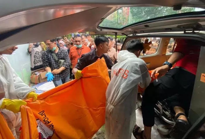 EVAKUASI: Evakuasi dua kantong jenazah yang diduga berisi jenazah Siska Oktavia Rusdi dan Adek Rostiana, korban pembunuhan Wanda, Kamis (19/6/2025).
