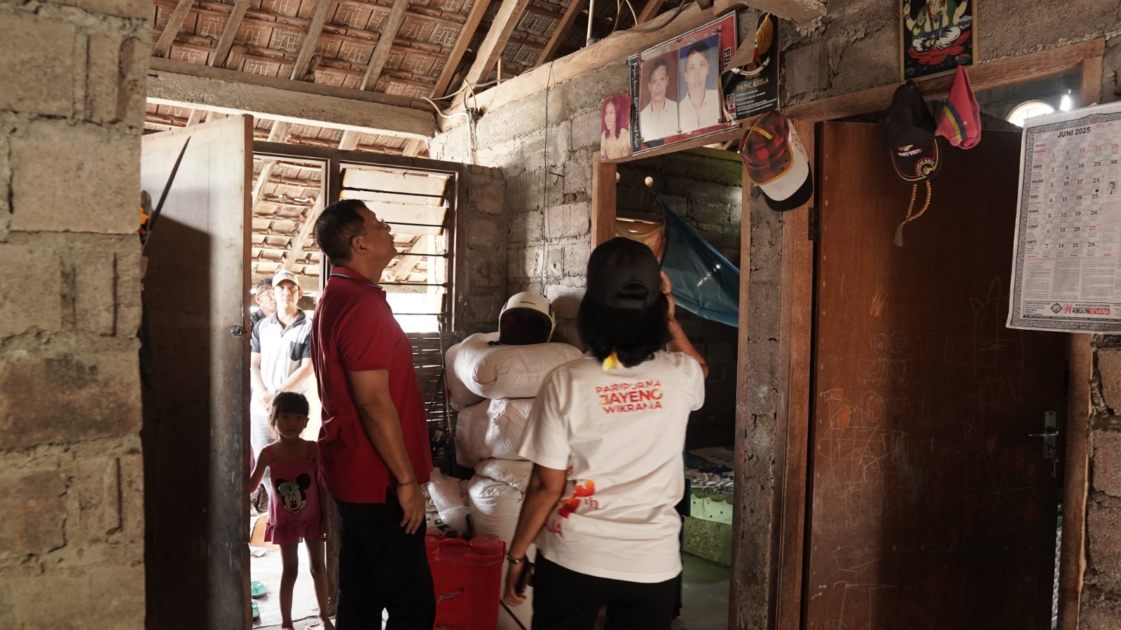 Bupati Buleleng, I Nyoman Sutjidra meninjau rumah warga yang diproyeksikan mendapat bantuan bedah rumah.