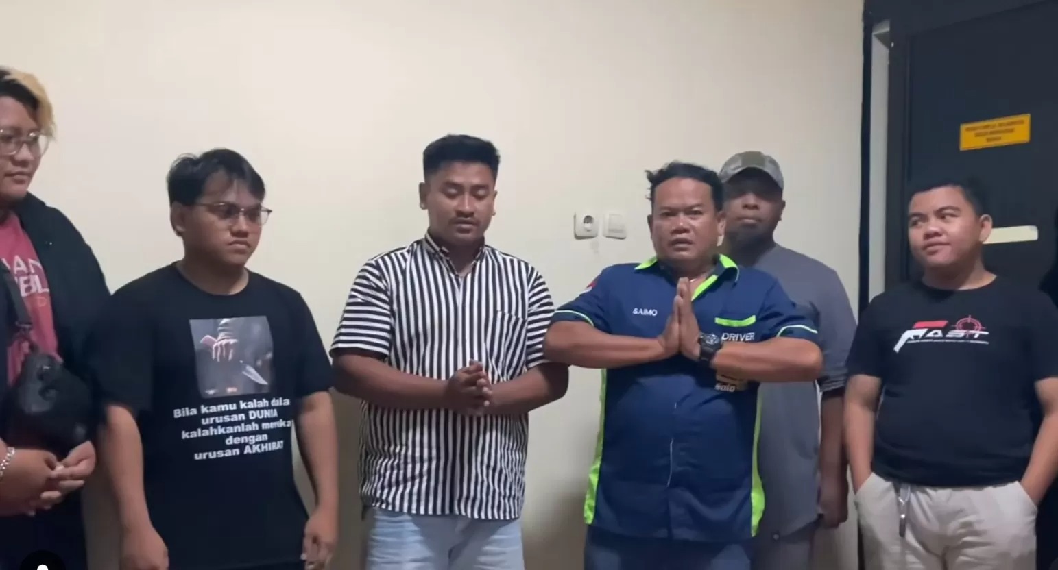 MINTA MAAF : Dua peserta demo tolak ODOL menyampaikan klarifikasi dan permohonan maaf atas ulahnya yang merusak dan menghambat laju Ambulans yang hendak menjemput pasien.