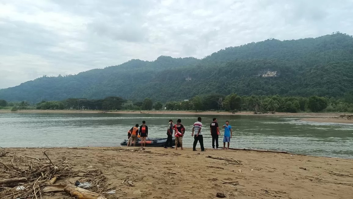 TENGGELAM: Ombak besar Pantai Pancer Dorr kembali makan korban. Satu tewas, tiga anak perempuan asal Mojokerto hilang sejak Jumat siang (20/6).