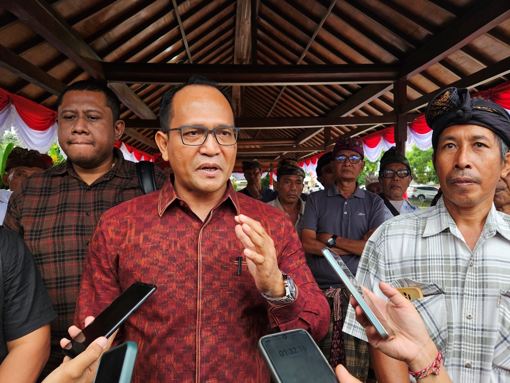 LAPOR: Tim hukum I Wayan Budiartawan memberikan keterangan kepada awak media usai melaporkan Ketua Bumdes Bugbug, Jumat (20/6).