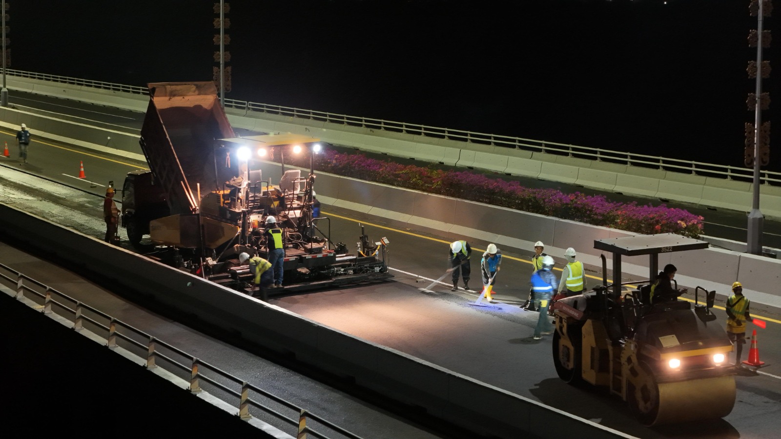PERBAIKAN: Proses pemeliharaan jalan Tol Bali Mandara, yang sempat dilakukan sebelumnya.
