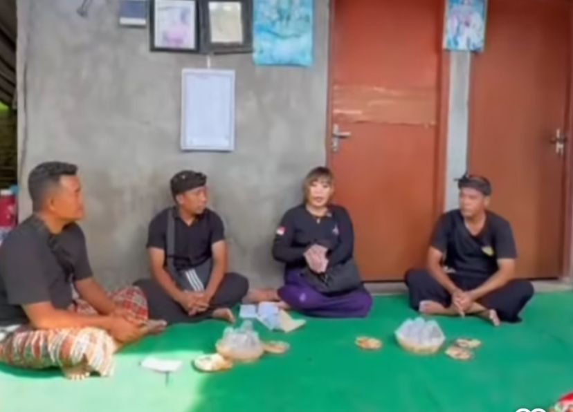 Relawan menyerahkan donasi kepada keluarga Yogi, korban kecelakaan di Sunset Road