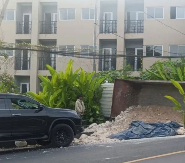 Truk Pengangkut Material Terguling di Jalan Uluwatu, Jimbaran