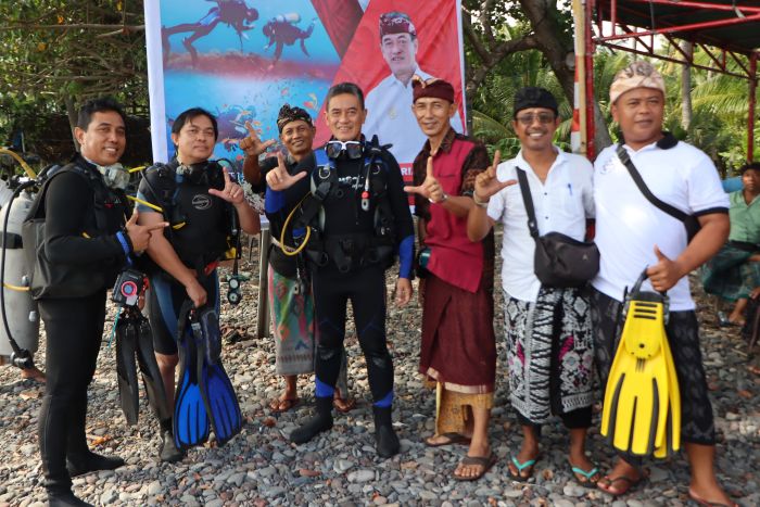 Wakil Bupati Buleleng melakukan konservasi terumbu karang di Pantai Buitan, Tejakula.