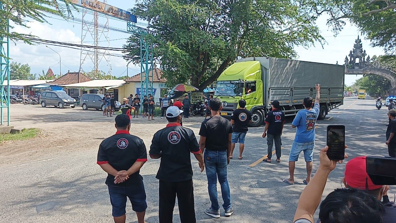 Aksi sopir truk logistik di depan terminal kargo Gilimanuk, Kamis (19/6/2025).