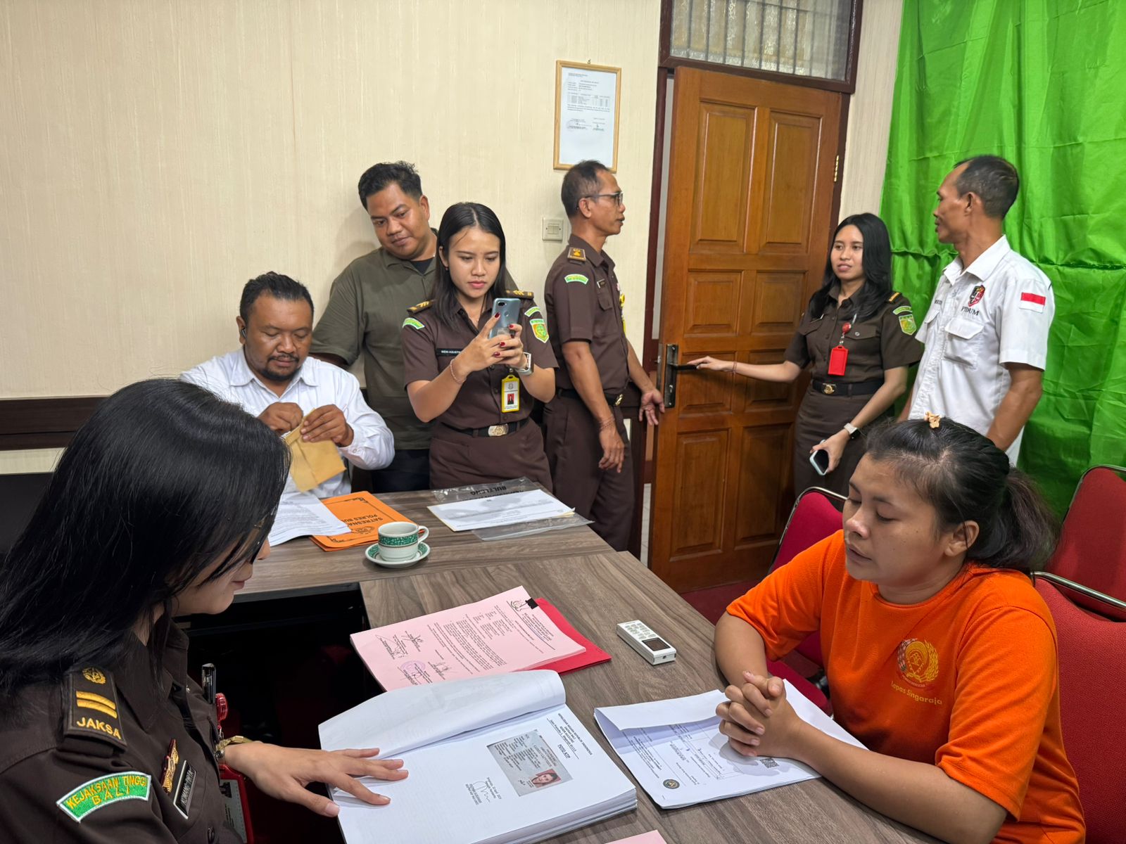 Made Astini alias Febi ditahan oleh Kejaksaan Negeri Buleleng.