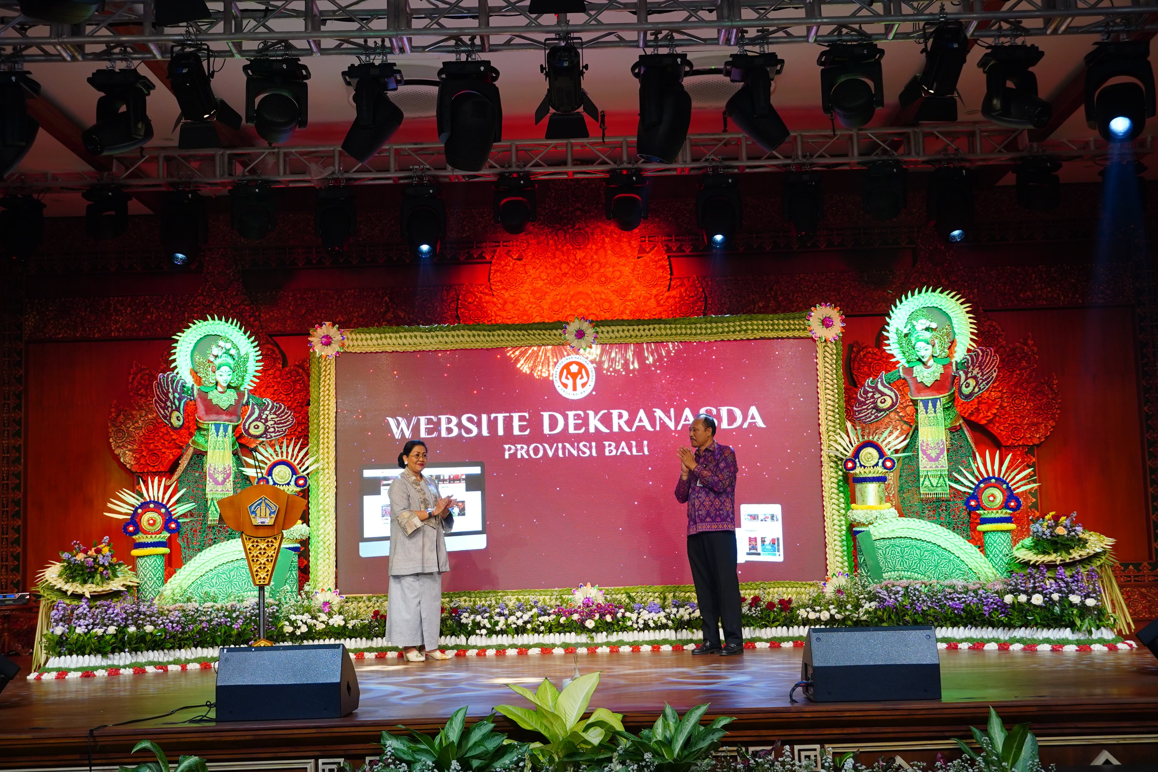 LAUNCHING: Ketua Dewan Kerajinan Nasional  (Dekranasda) Provinsi Bali, Ny. Putri Suastini Koster, secara resmi meluncurkan website resmi Dekranasda Bali pada Jumat (20/6) di Denpasar