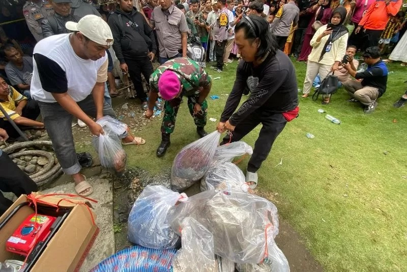 Sejumlah barang yang didapatkan dari dalam sumur tempat dua korban ditimbun, Kamis (19/6)