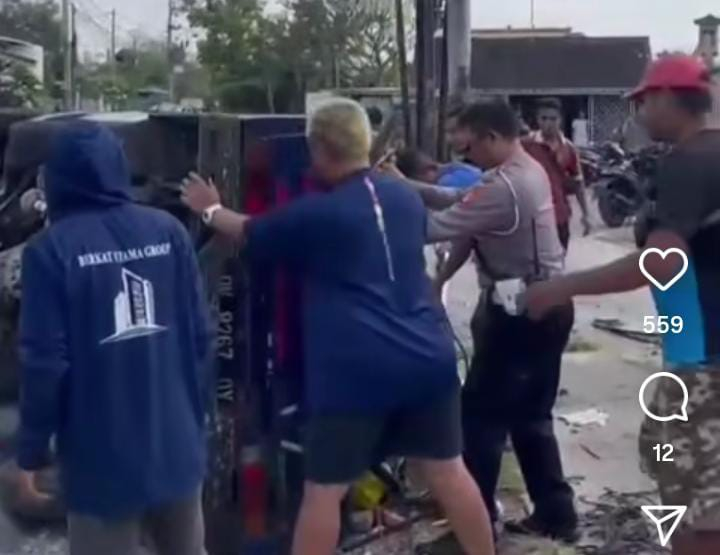 Polisi evakuasi mobil pikap yang terguling