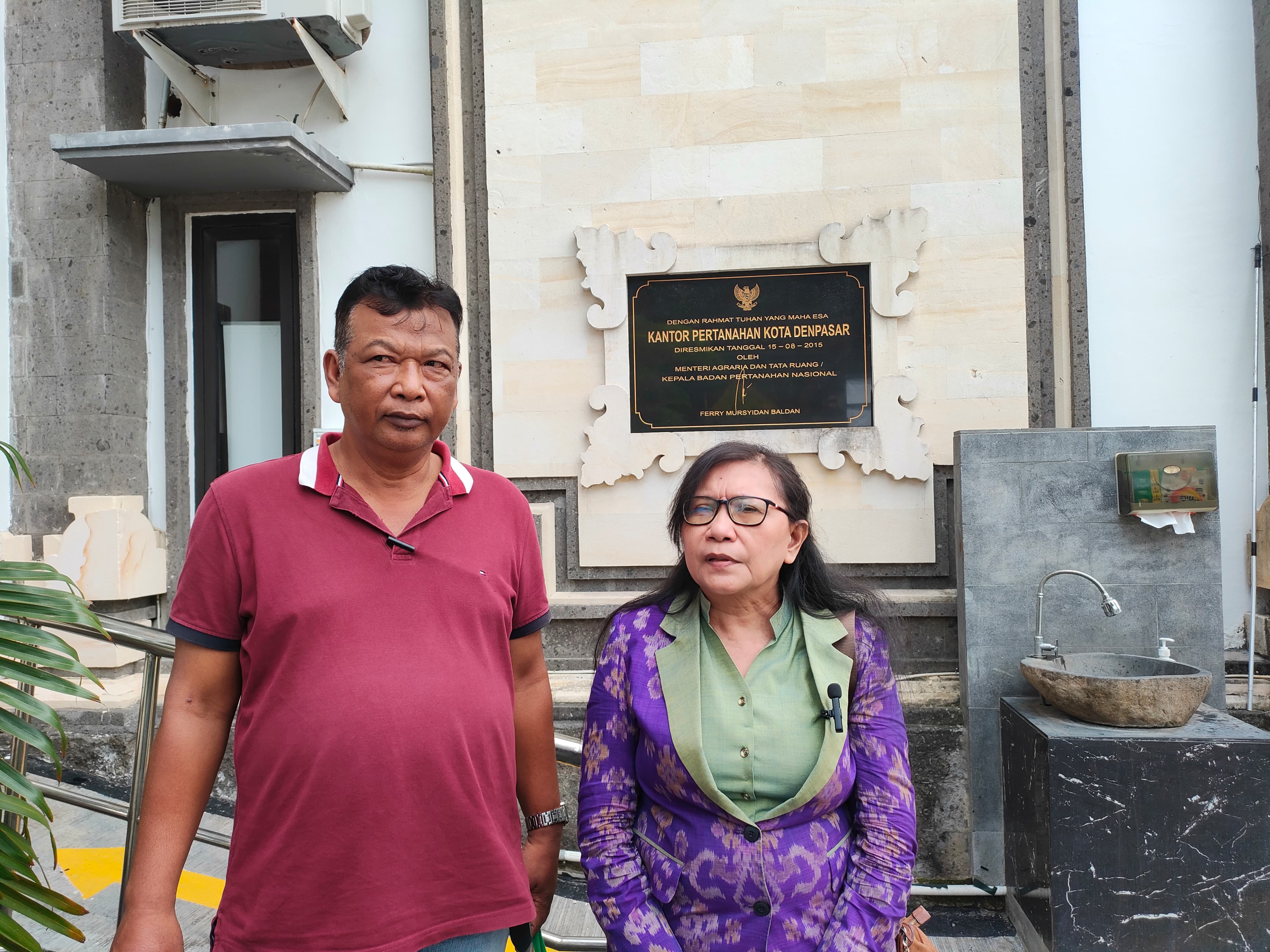 Siti Sapura dan Nyoman Kemuantara usai audiensi di Kantor Pertanahan Denpasar. (Bali Express/Istimewa)