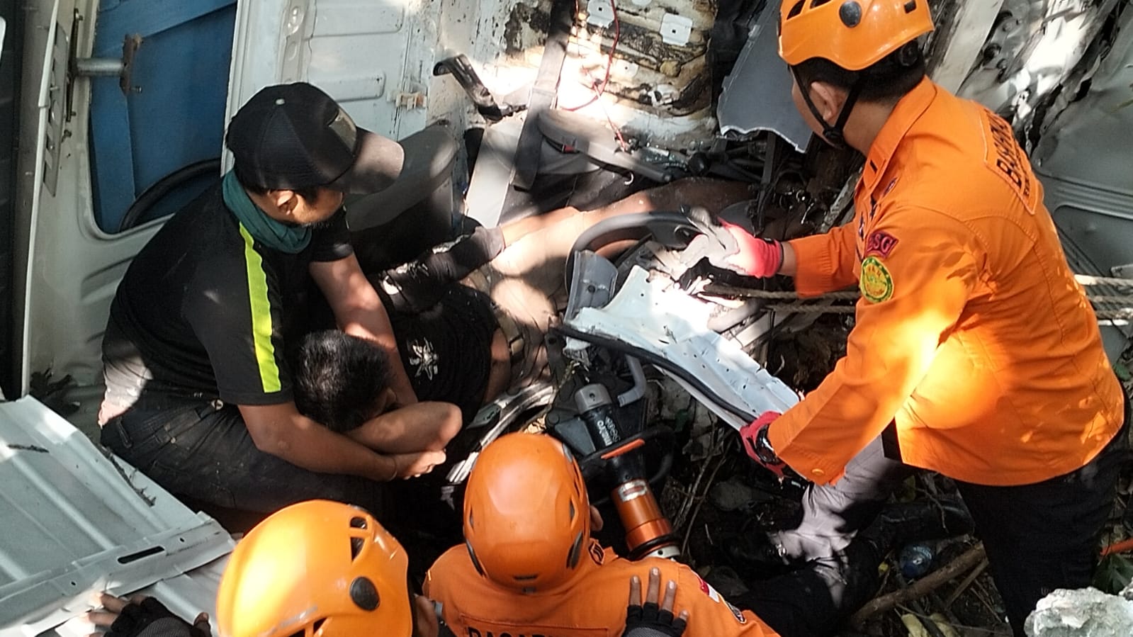 Proses evakuasi sopir truk di Pecatu. (Bali Express/Istimewa)